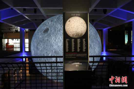 休斯敦自然科学博物馆展出“超级大月亮”引民众观赏