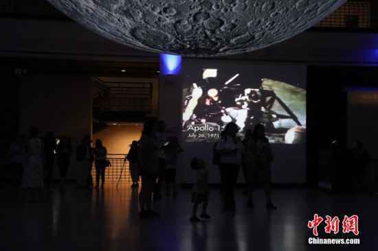 休斯敦自然科学博物馆展出“超级大月亮”引民众观赏