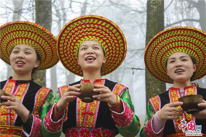 湖南隆回：云雾飘渺间 瑶族村寨古朴幽静若仙境