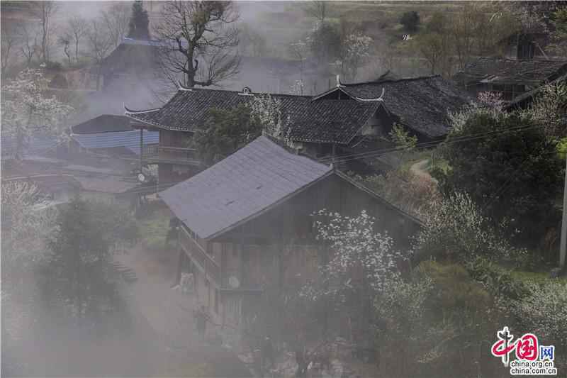 湖南隆回：云雾飘渺间 瑶族村寨古朴幽静若仙境