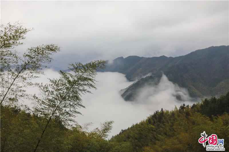 湖南隆回：云雾飘渺间 瑶族村寨古朴幽静若仙境