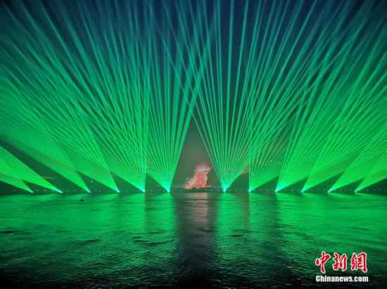 浙江温州上演绚丽夺目的山体灯光秀