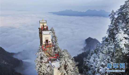 陕西镇安：雪霁塔云仙境