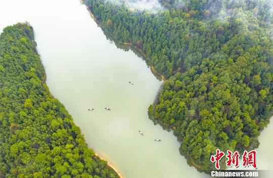 航拍江西仙女湖渔舟穿梭 云雾缭绕如仙境