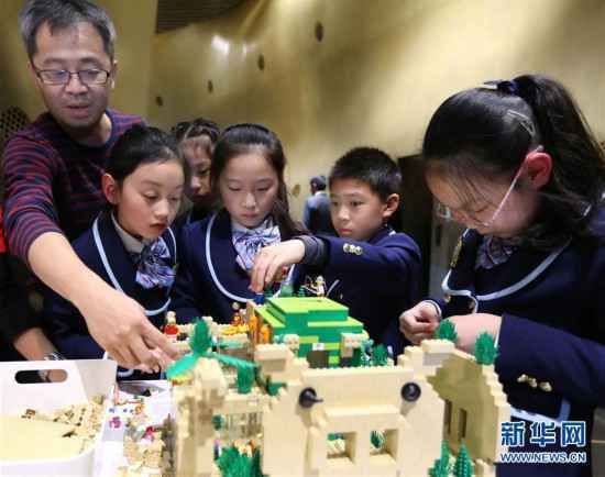 （新华网）（1） 乐高“垂直城市”概念模型亮相上海中心大厦