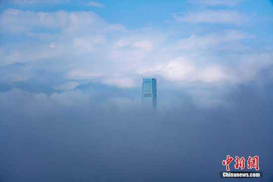 香港迎来平流雾 维港宛如人间仙境