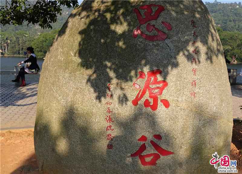 厦门大学思源谷：群芳吐芬菲 白云接翠微
