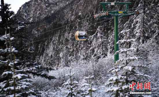千余游客四川海螺沟赏冰雪美景