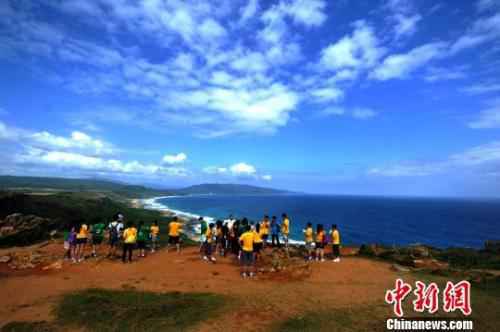 资料图：台湾屏东县旅游胜地垦丁海天一色的美景，吸引大批游客前来游览。<a target='_blank'  data-cke-saved-href='http://www.chinanews.com/' href='http://www.chinanews.com/'><p  align=