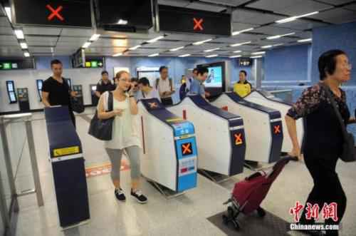 资料图：民众进入港铁车站。<a target='_blank'  data-cke-saved-href='http://www.chinanews.com/' href='http://www.chinanews.com/'><ptext-align: center; text-indent: 0;