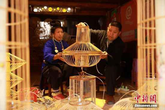贵州丹寨民众赶制特色“鸟笼”灯笼迎新春
