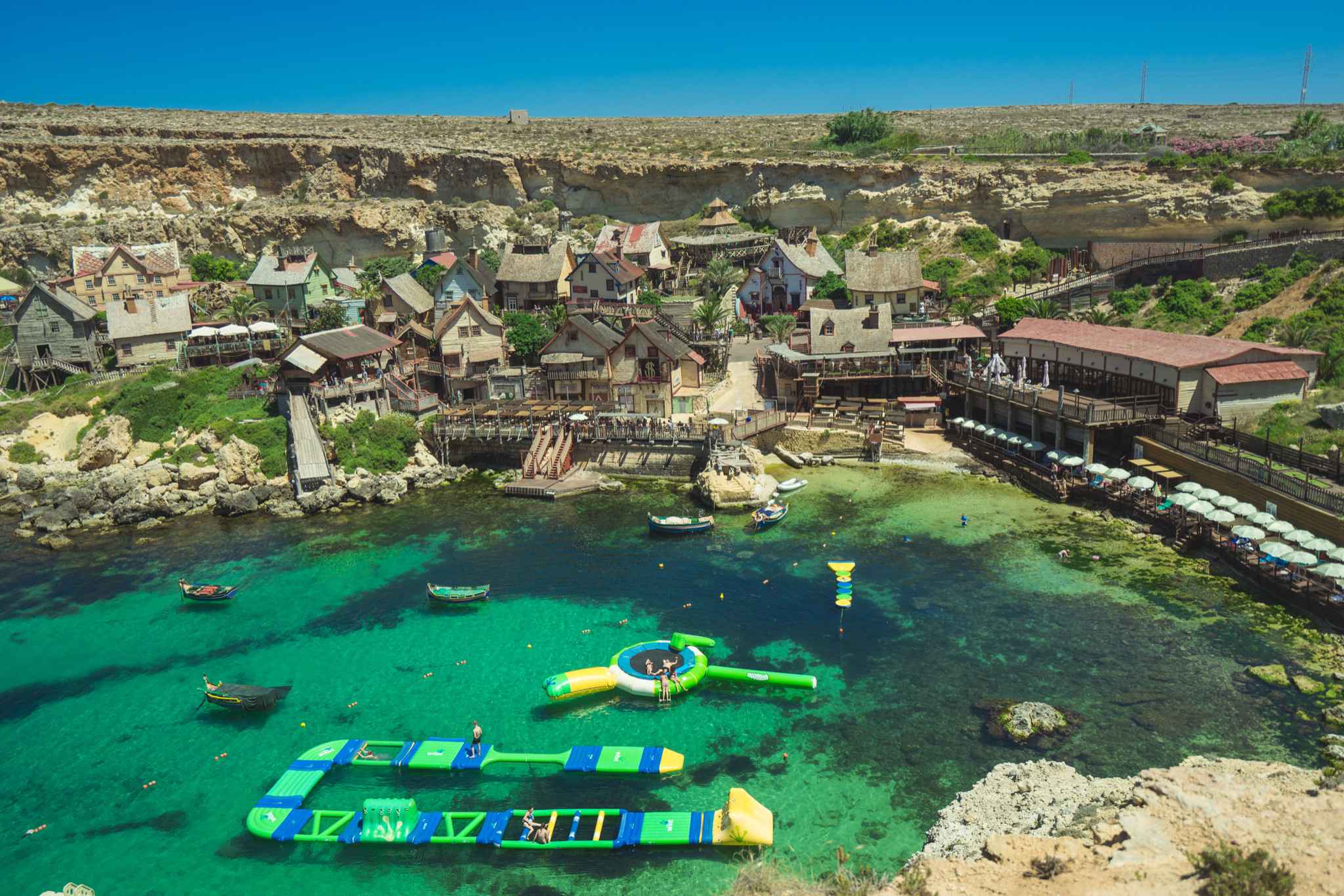 夏天的地中海,阳光明媚,用尽它所有的蓝色与