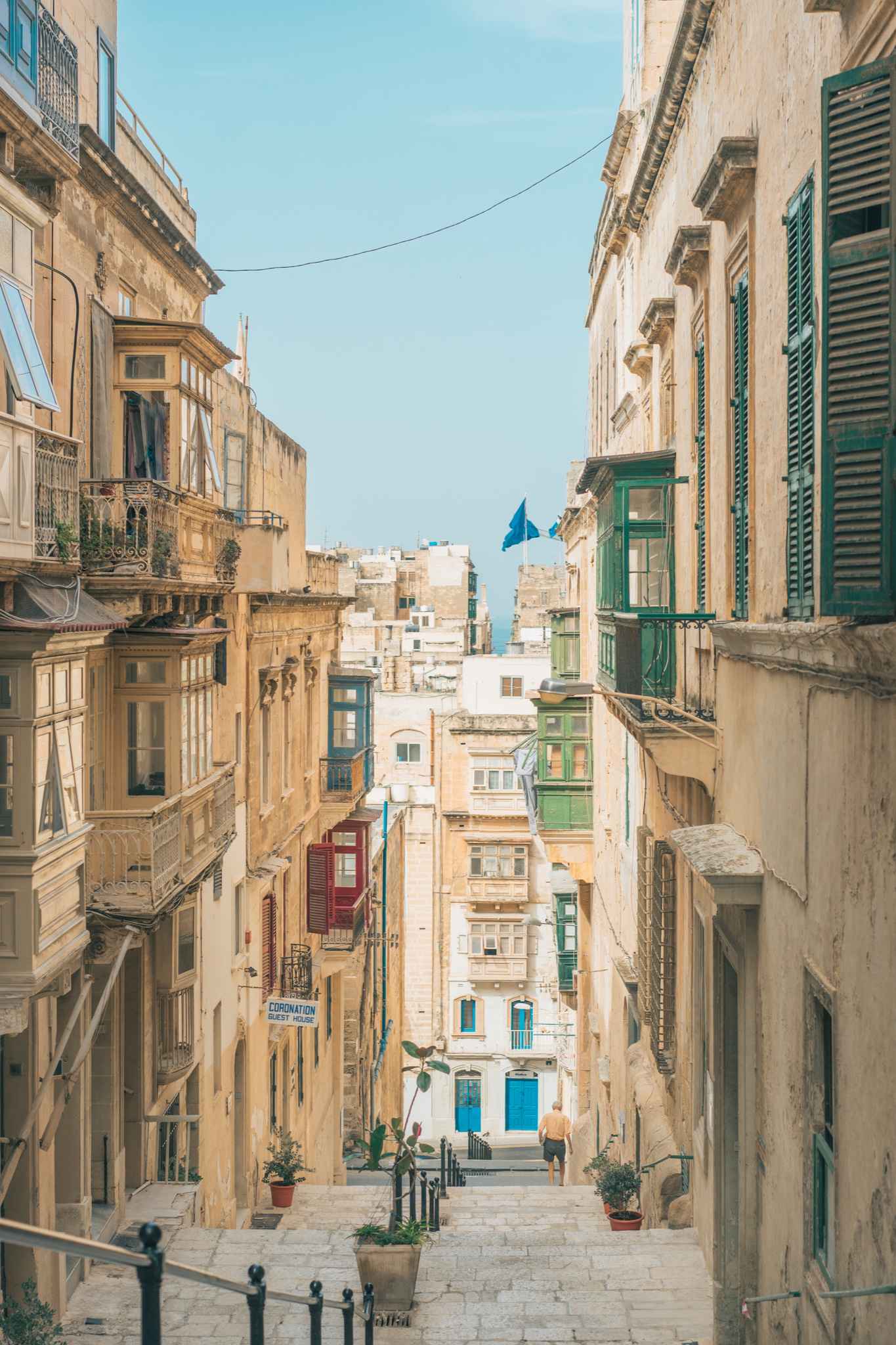 夏天的地中海,阳光明媚,用尽它所有的蓝色与