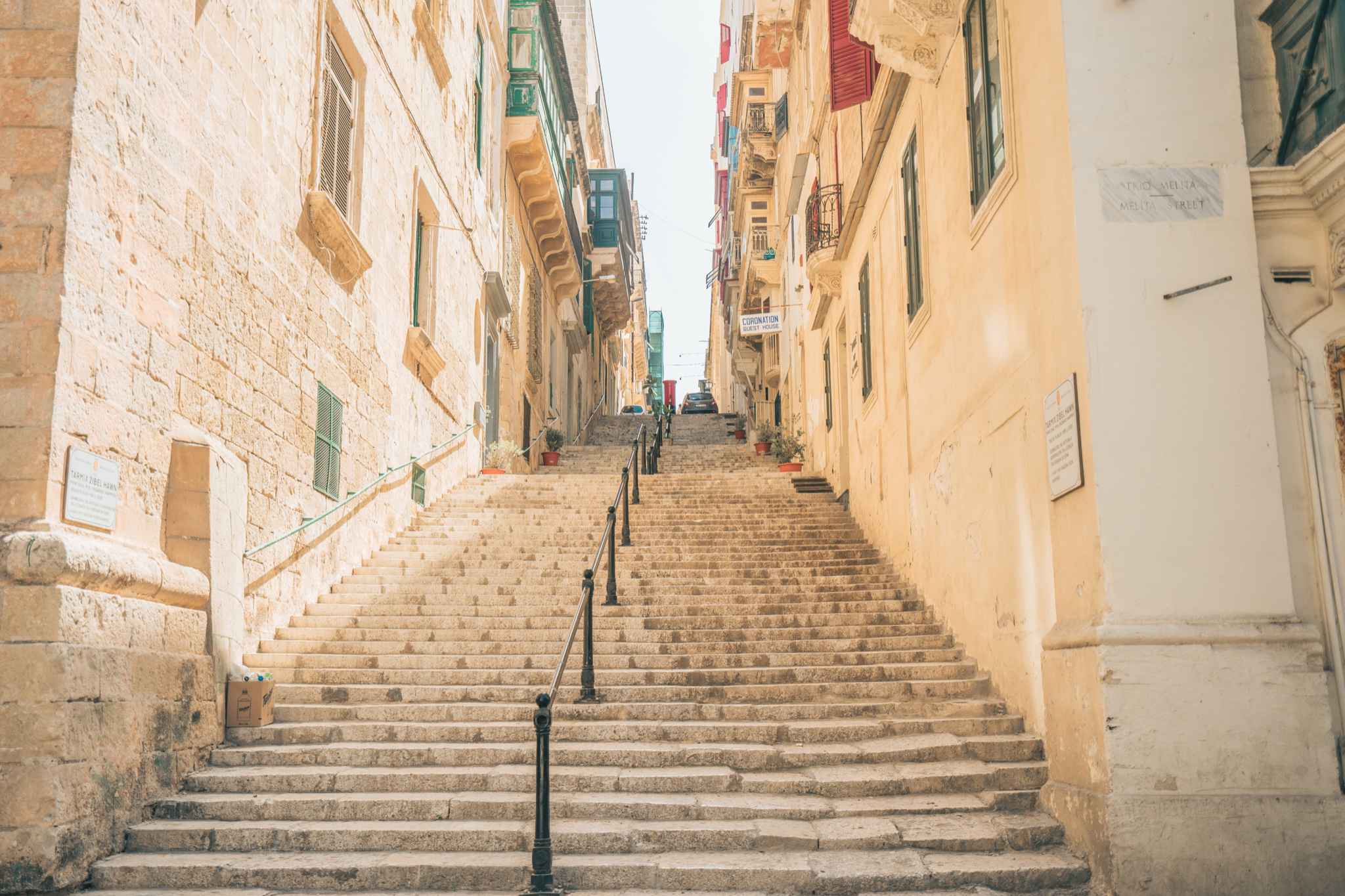 夏天的地中海，阳光明媚，用尽它所有的蓝色与