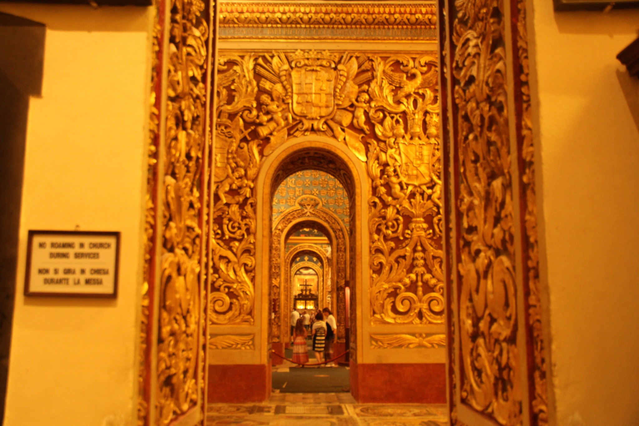 穿梭在古城墙间的壁虎和肆虐于阳光下的仙人掌