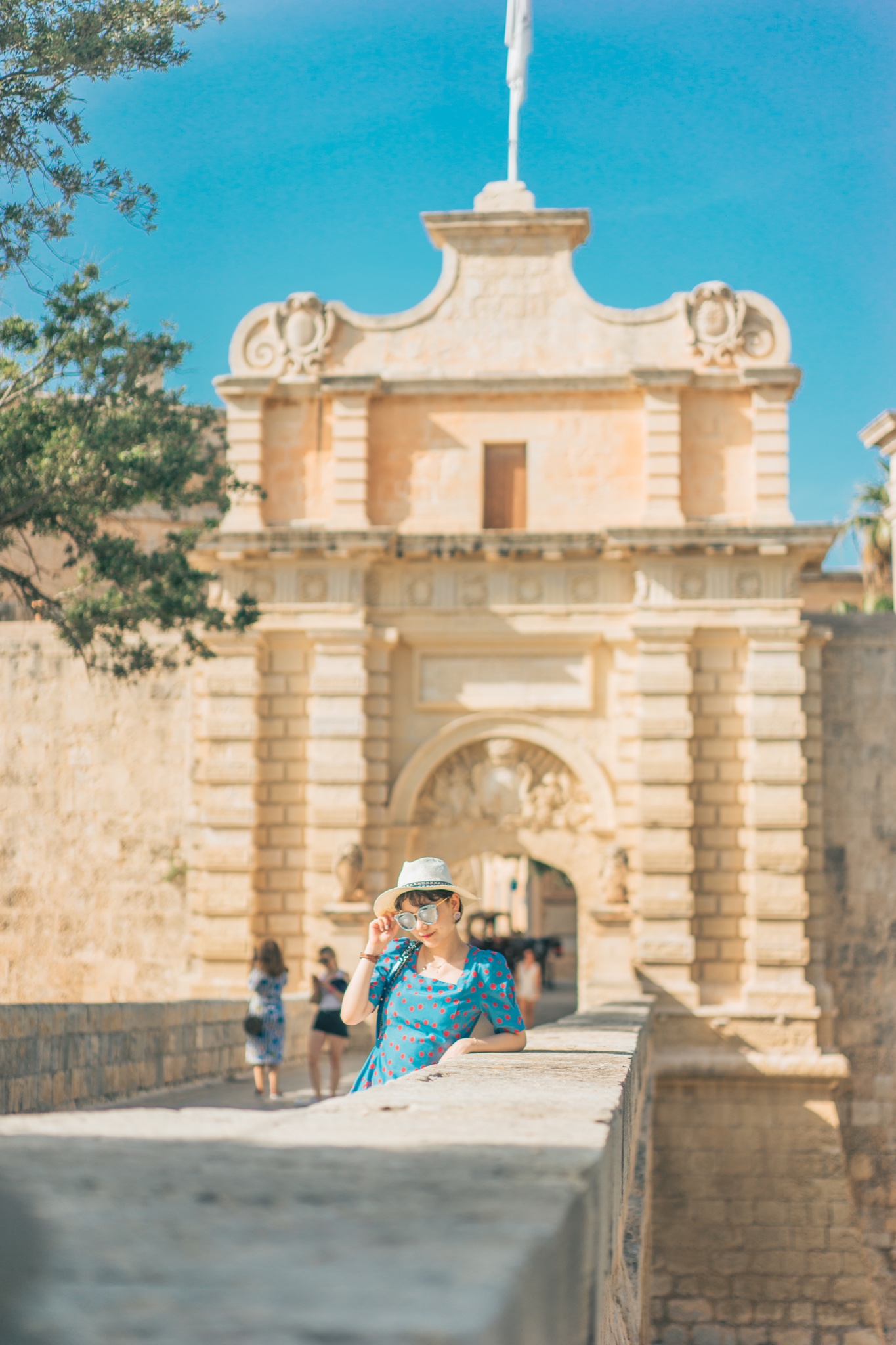 夏日的地中海,阳光灿烂,尽情地享受着蓝色和