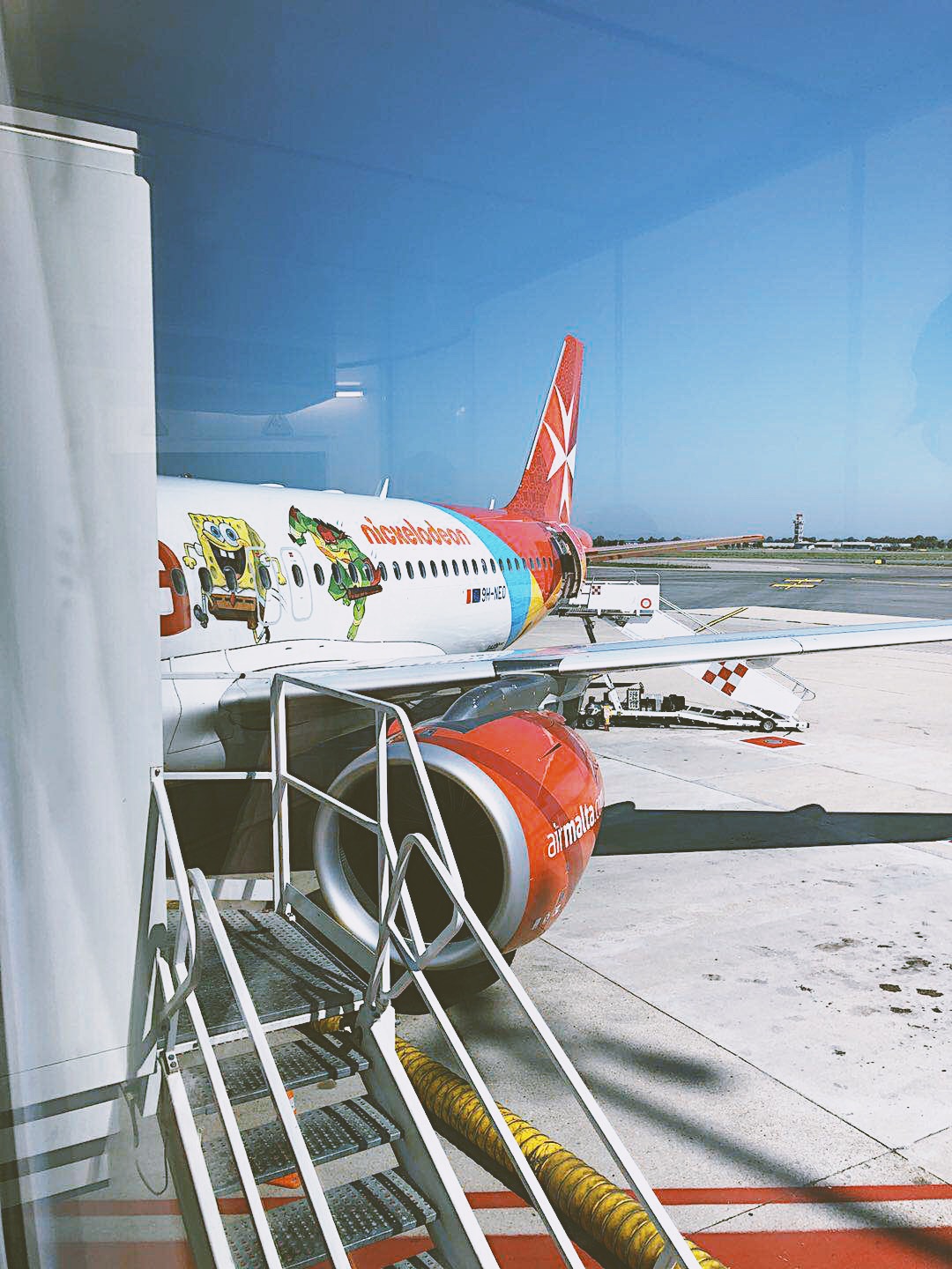 夏日的地中海，阳光灿烂，尽情地享受着蓝色和