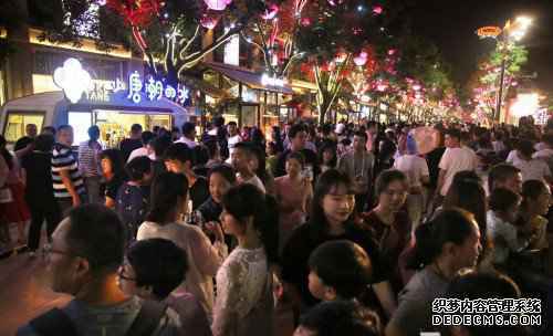 街景店车何以成为网红城市的硬件推手？